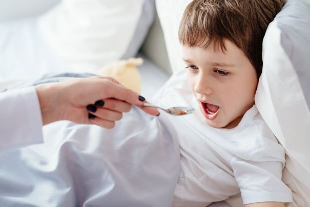 Paracetamol dla dzieci – lepiej w czopku czy syropie?