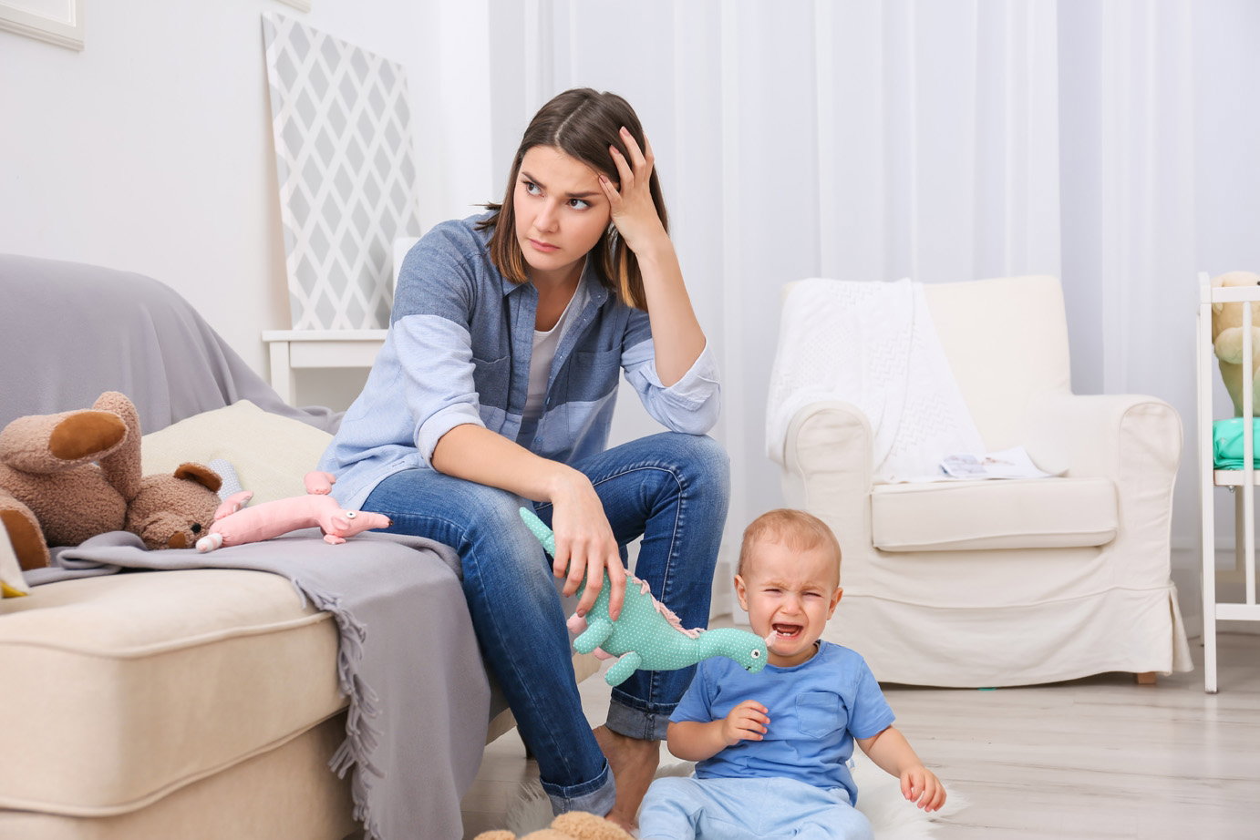 zmęczona mama i niemowlak