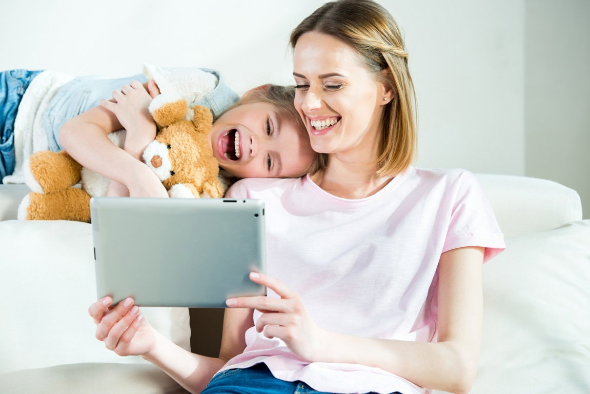 Mama z córką oglądają zdjęcia