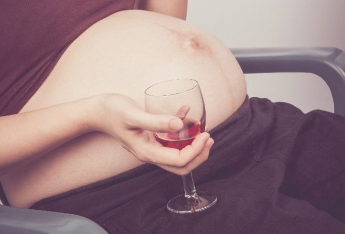 Kobieta pijąca alkohol w ciąży