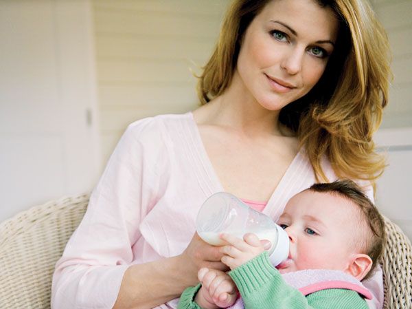 mama, niemowlę, karmienie butelką