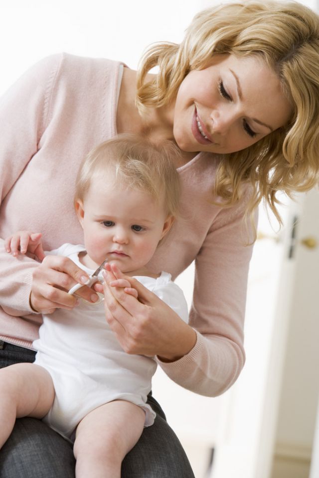 niemowlę, mama, pielęgnacja, obcinanie paznokci, higiena