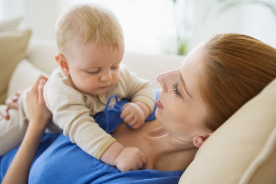 mama, niemowlę, tulić