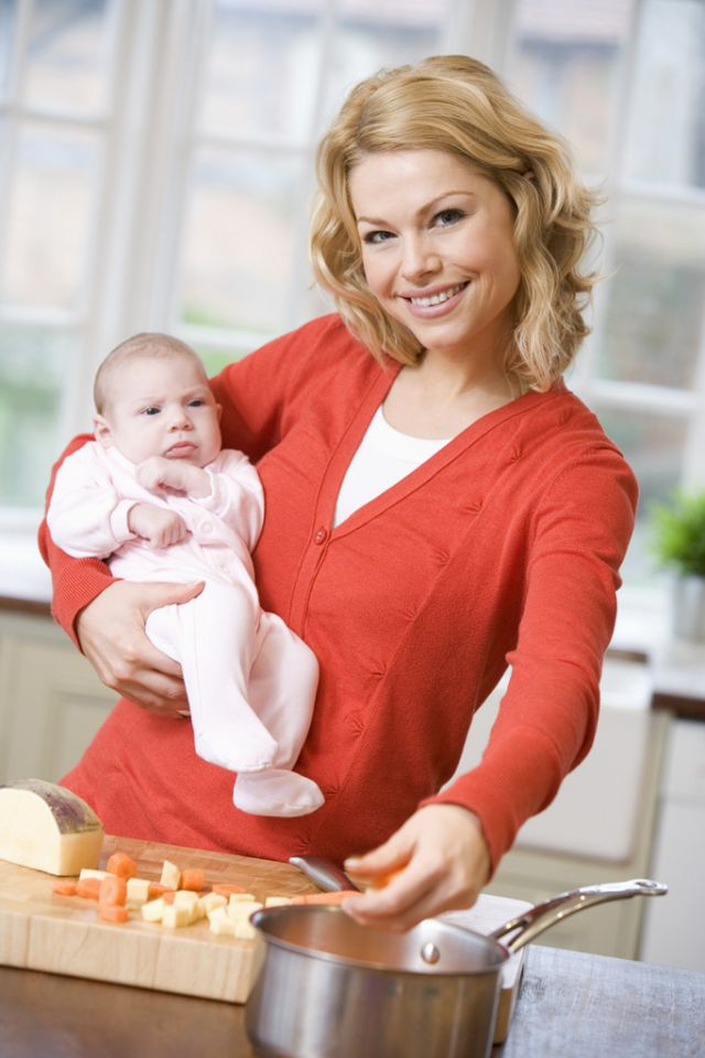 mama, niemowlę, kuchnia, gotowanie