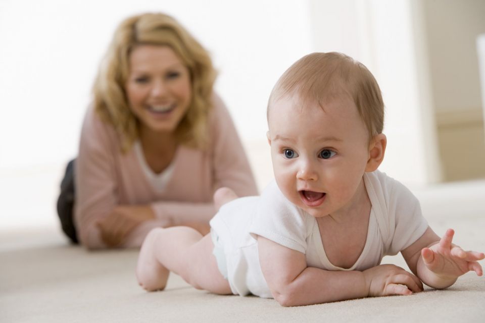 mama, niemowlę, raczkowanie