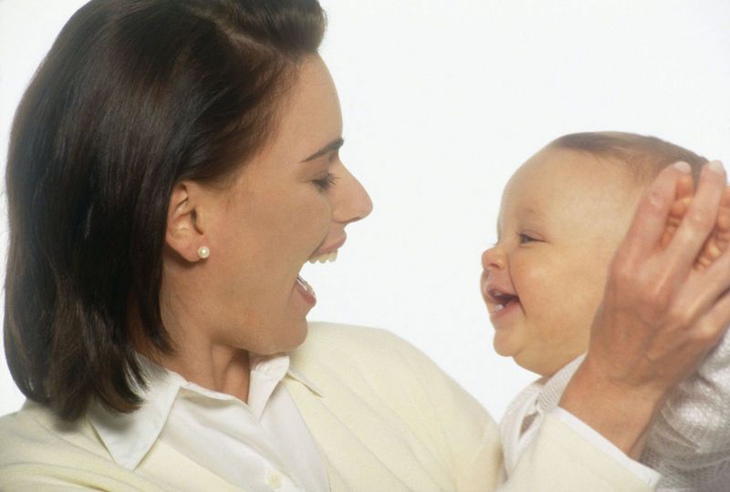 mama, niemowlę, zabawa, śmiech