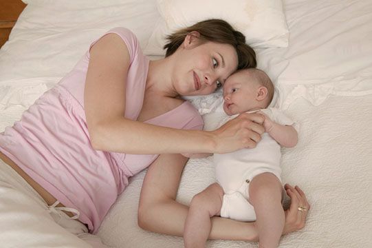 mama, noworodek, leżeć, tulić