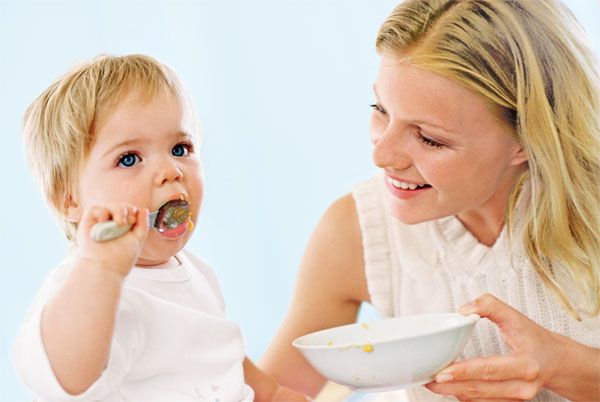 mama, niemowlę, jedzenie, karmienie, kuchnia, miseczka, łyżeczka, jeść