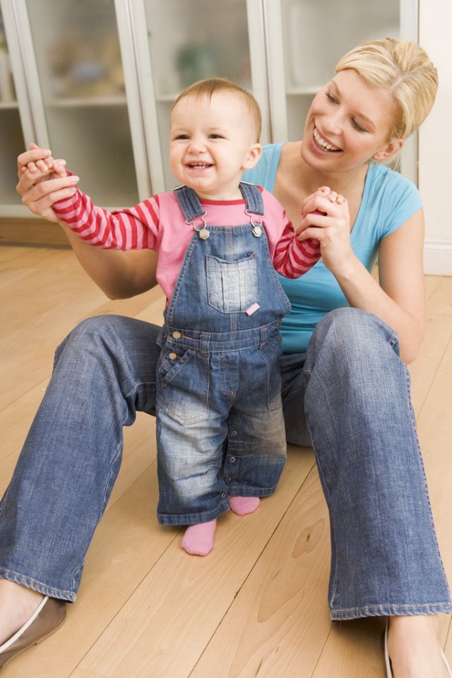 mama, niania, niemowlę, uśmiech, zabawa