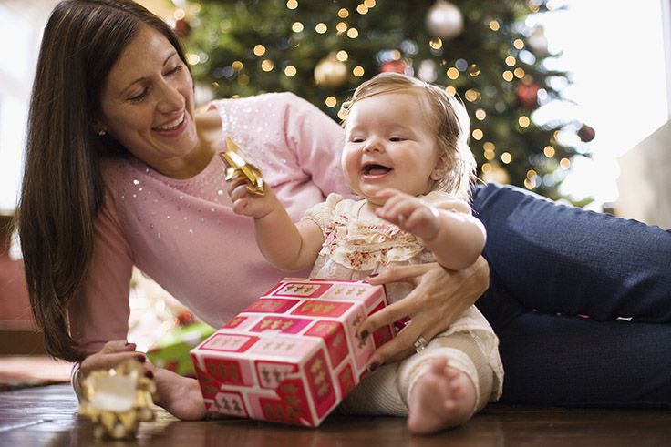 mama, niemowlę, święta, choinka, Boże Narodzenie, śmiech, prezent