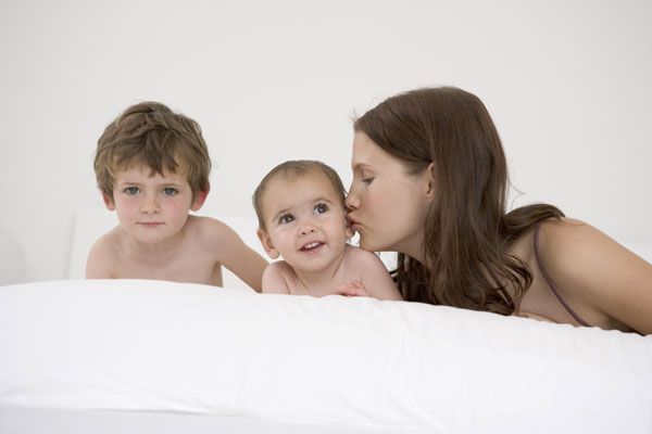 mama, niemowlę, maluch, całus