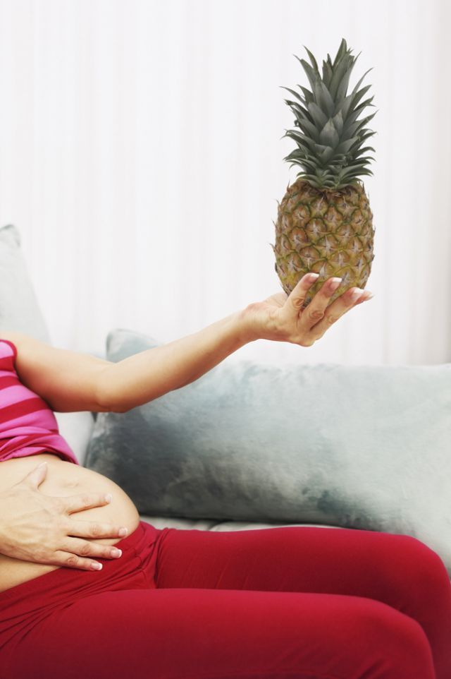 kobieta, ciąża, owoce egzotyczne, ananas, mama, odżywianie w ciąży