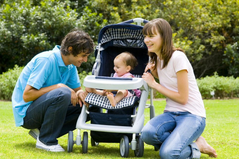 mama, niemowlę, wózek dziecięcy, rodzice, tata, trawa, lato