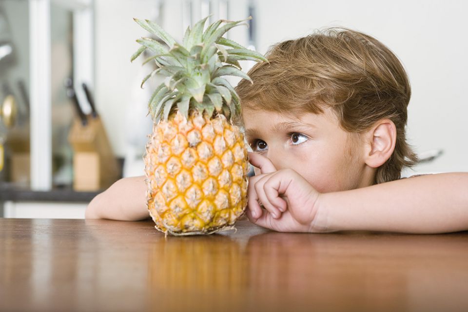 dziecko, kuchnia, owoce egzotyczne, ananas