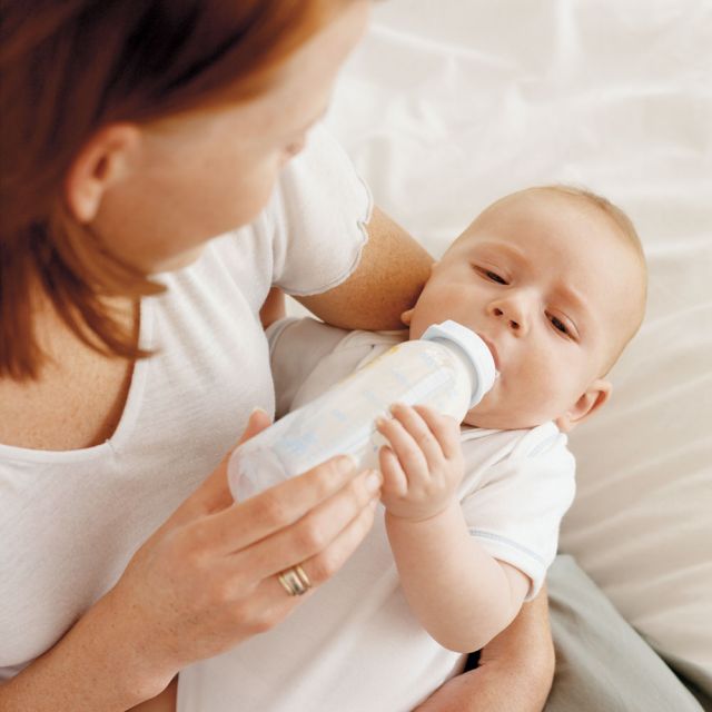 niemowlę, karmienie butelką, mama