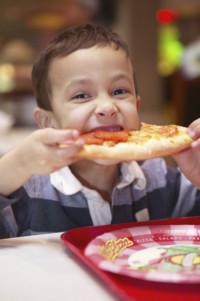 dziecko, kuchnia dla malca, pizza, chłopiec