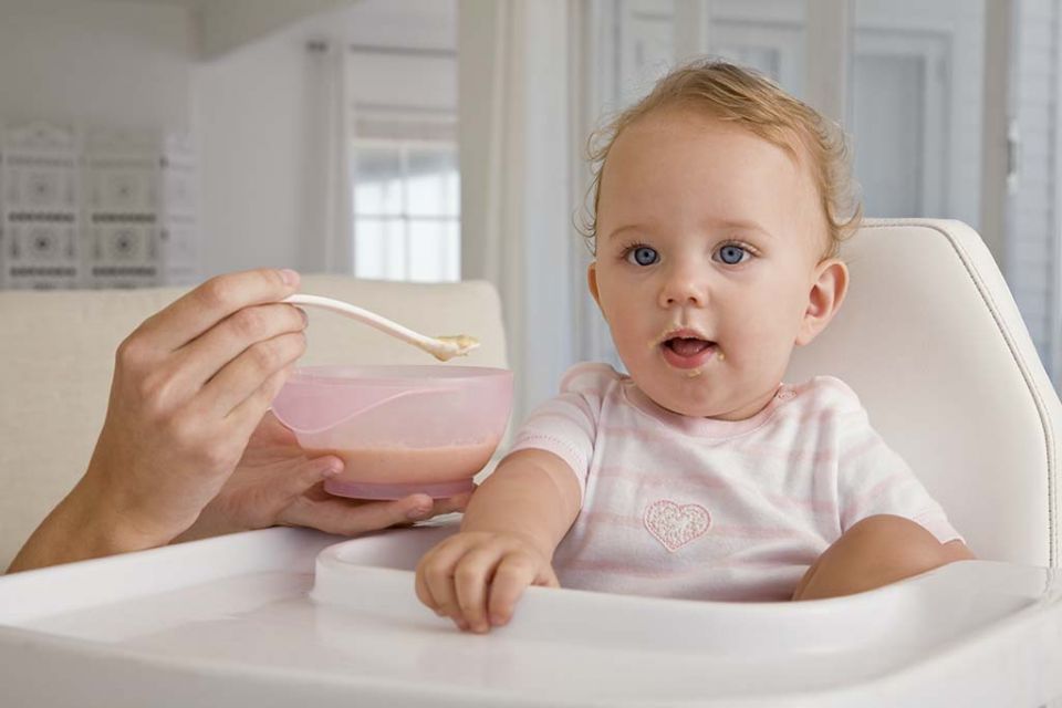 niemowlę, kuchnia, karmienie dziecka, kaszka, miseczka, łyżeczka