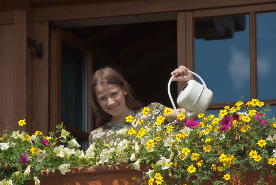 kwiaty, dziecko, balkon