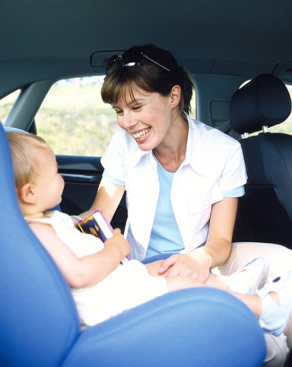 mama, niemowlę, podróż, auto, fotelik