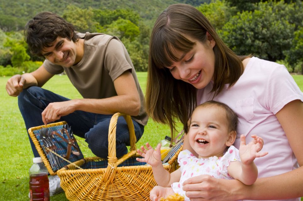 mama, tata, niemowlę, trawa, piknik, wiosna, majówka