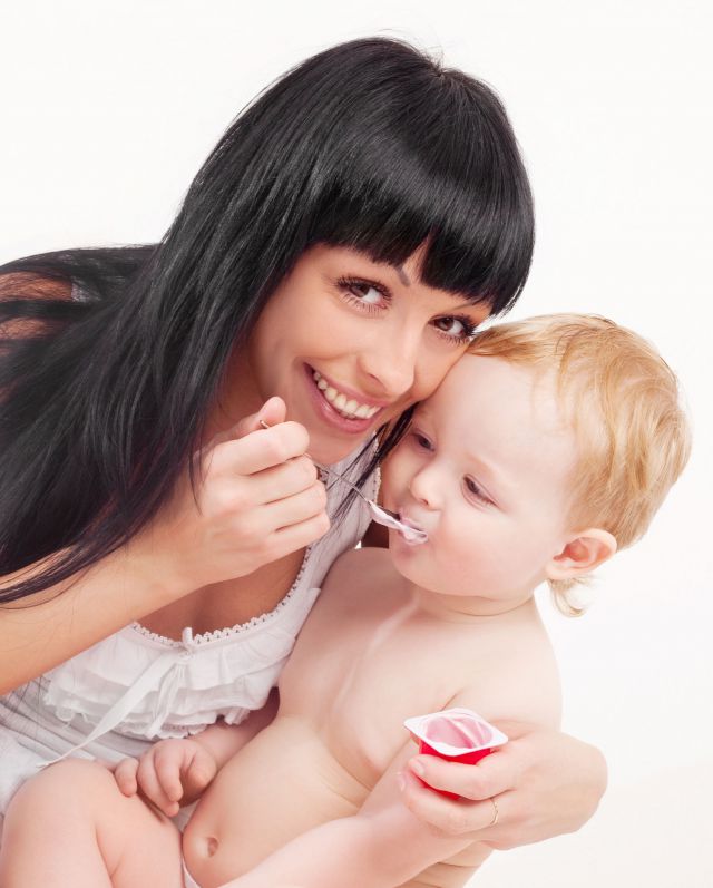 niemowlę, mama, jogurt