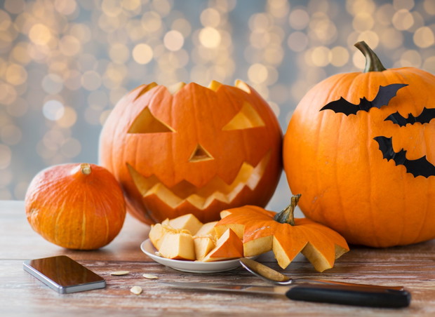 halloween jack-o-lantern, pumpkins and smartphone