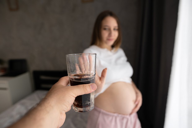 Drink cola during pregnancy, pregnant women should not drink caffeine beverage. Holding soft drinks, bad mood.