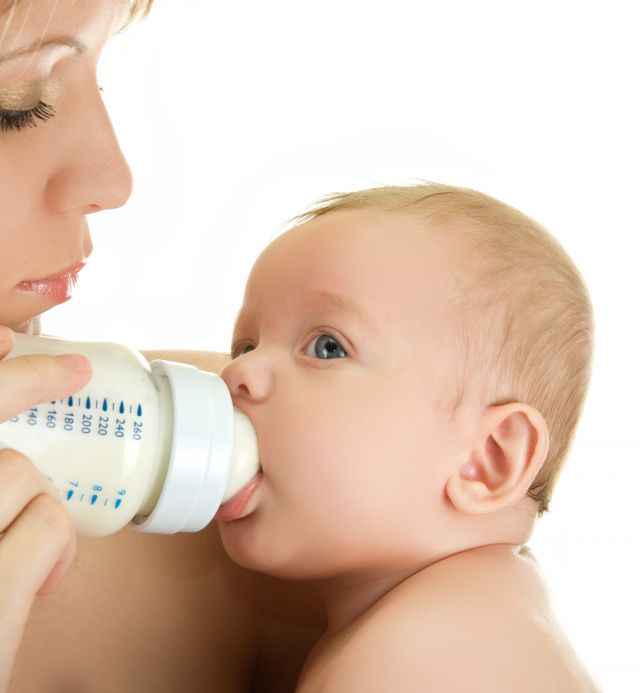mleko modyfikowane, niemowlę, karmienie butelką, butelka, mama