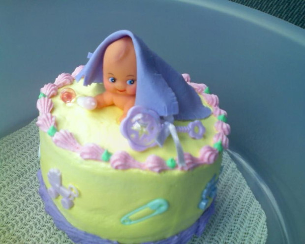 Tort z niemowlakiem na babyshower