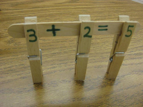 Zagadka matematyczna: nauka dodawania (spinacze)