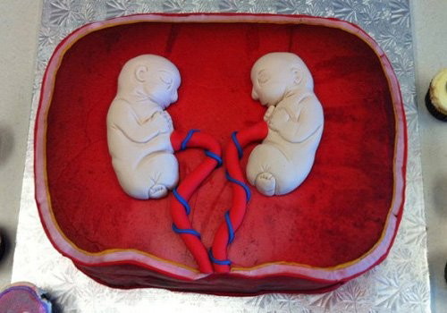 Tort na baby shower z bliźniakami