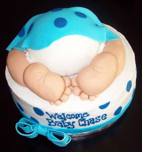 Tort na baby shower z pupą dziecka
