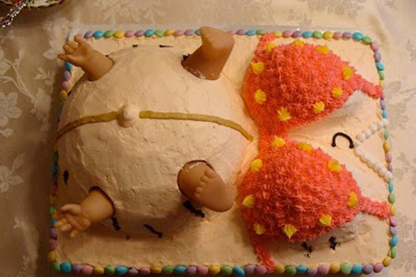 Tort na baby shower z rękami dziecka