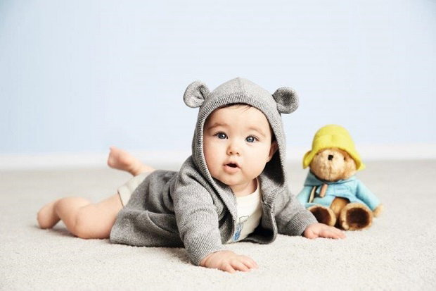 Dziecko w ubranku z kolekcji Miś Paddington/ BabyGAP