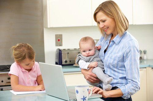 mama z dziećmi, mama przy laptopie