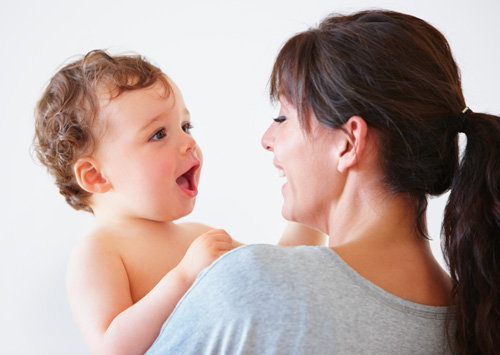 23 miesięczne dziecko u mamy na rękach