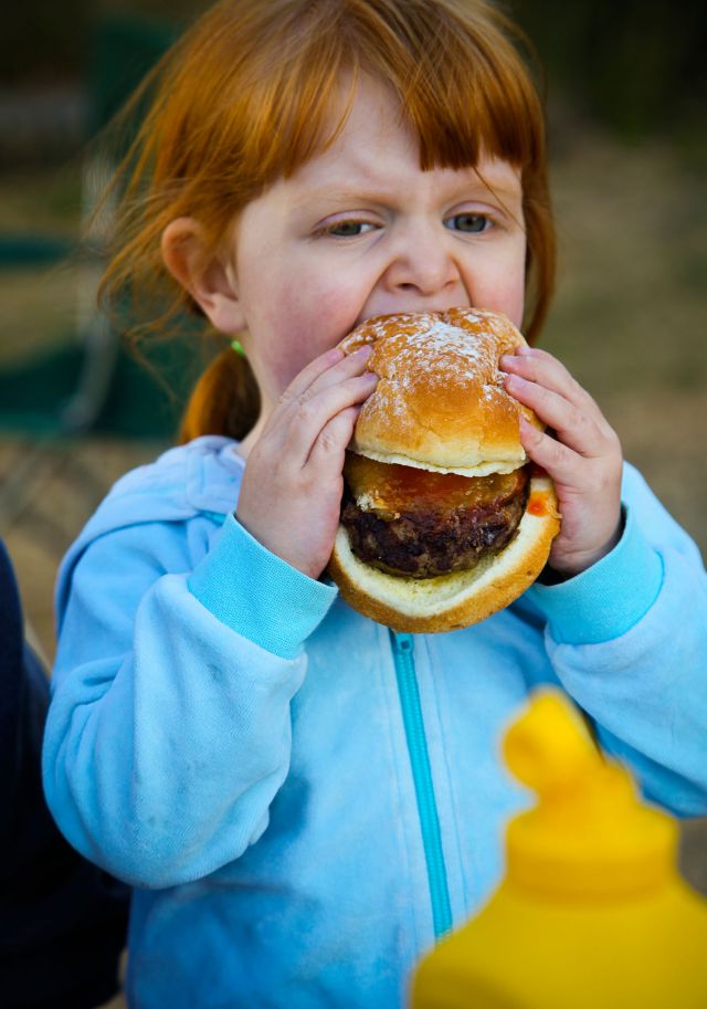 dziecko, hamburger, kuchnia dla malca, otyłość