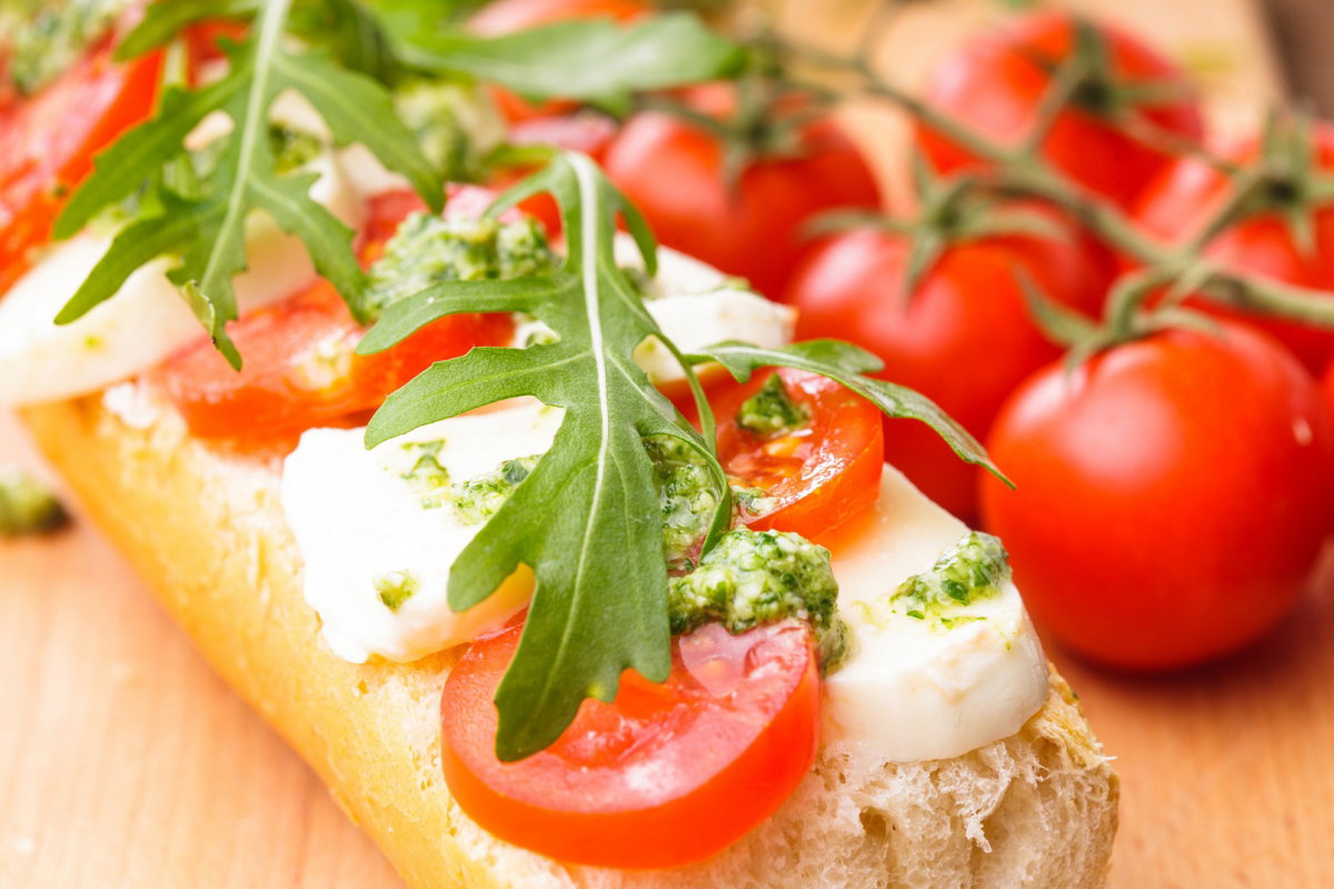 kanapka, bagietka, zapiekanka, sandwich, pomidor, mozzarella, ser, bazylia, pesto