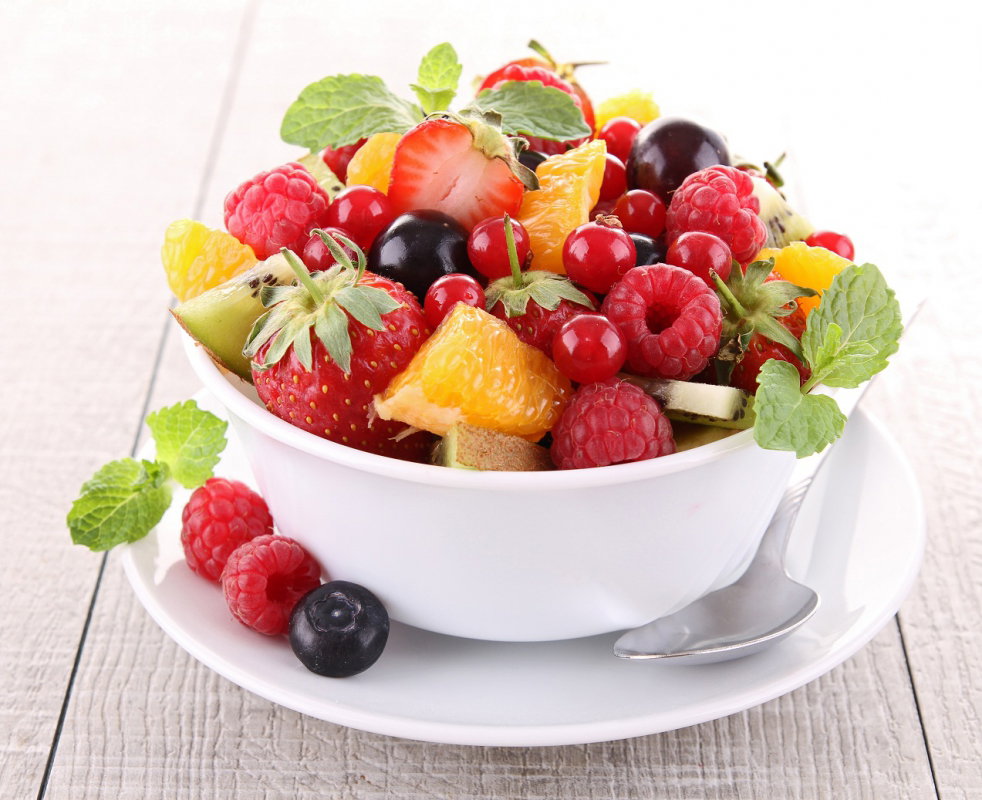 owoce, sałatka, truskawki, maliny, sałatka owocowa, śniadanie, dieta