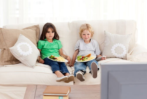 dzieci, telewizja, obiad, dziecko i telewizor, jedzenie przed telewizorem