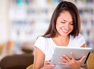 mama w sieci, tablet, smarfon, mama korzysta z urządzeń mobilnych