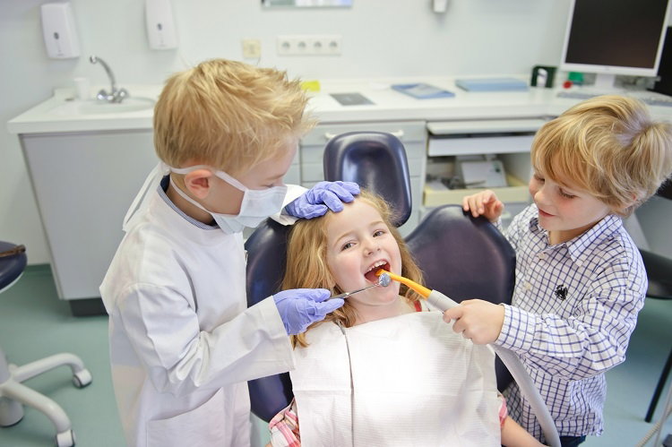 dziecko u dentysty, gabinet stomatologiczny, stomatolog, dzieci, zabawa w dentystę