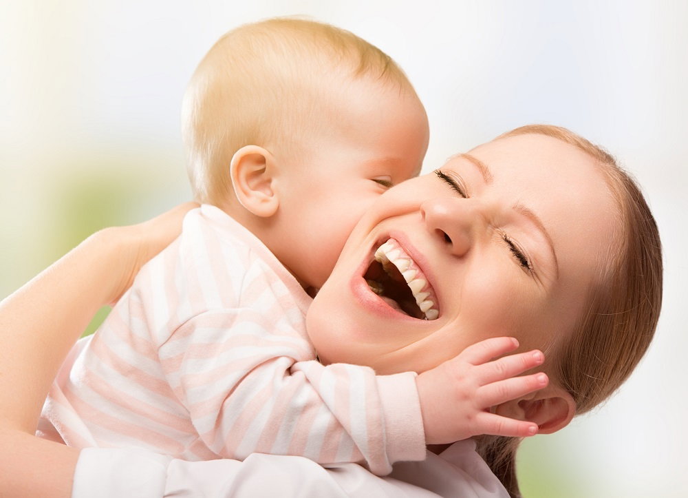 Uśmiechnięta mama z dzieckiem