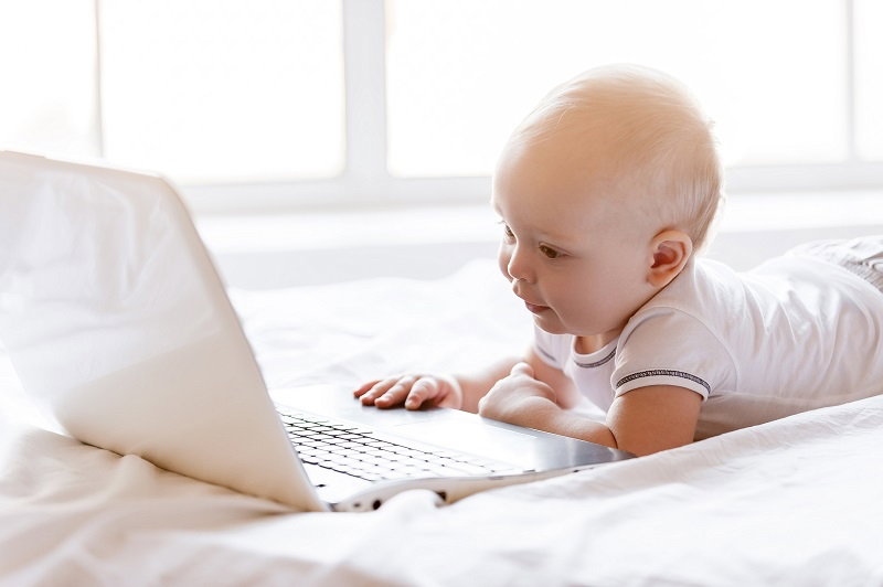 dziecko, niemowlak, laptop, dziecko w sieci