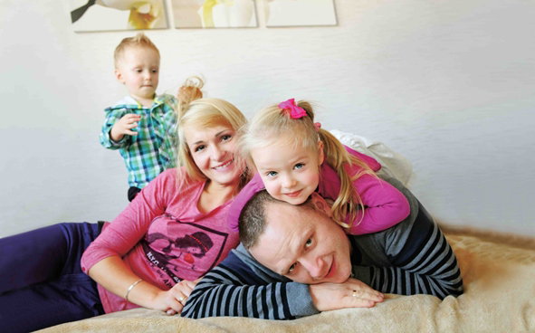 Alina Sałachewicz z mężem Dariuszem, czteroletnią Amelką, która przyszła na świat 25 grudnia i dwuletnim Adasiem.