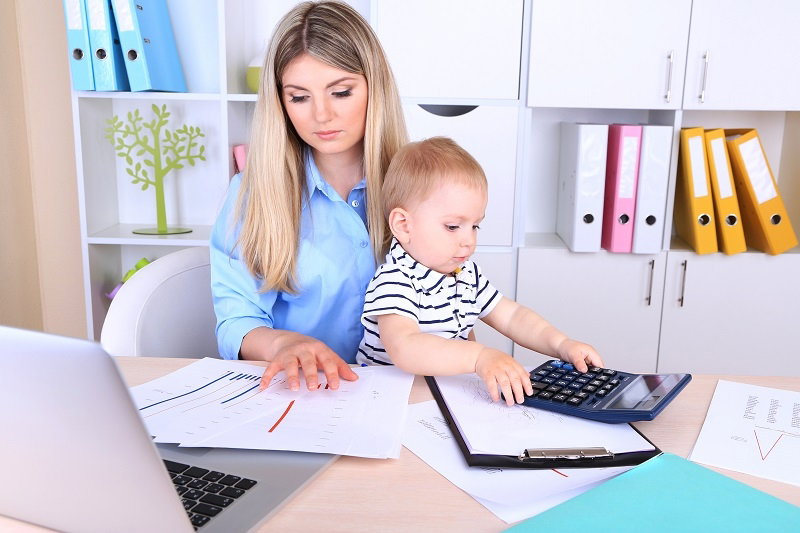 mama w pracy, dziecko, pracująca mama