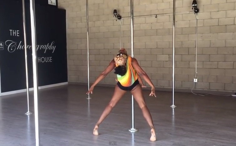 Mama tańczy pole dance z dzieckiem