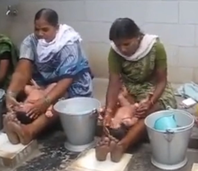 kąpiel niemowlęcia w Indiach