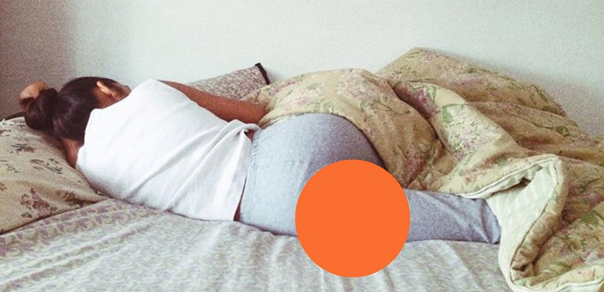 Śpiąca kobieta, łóżko, menstruacja, Rupi Kaur