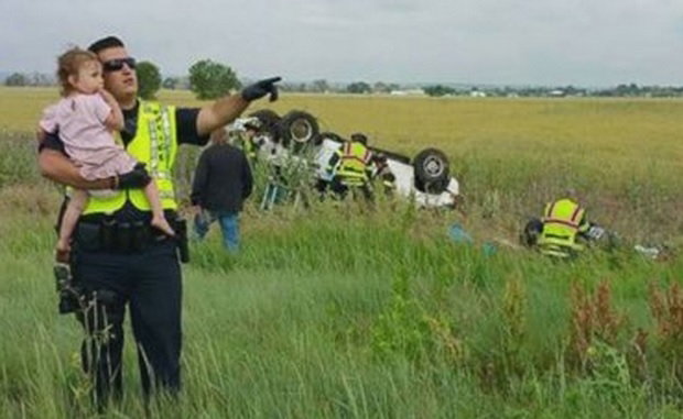 wypadek samochodowy, policjant, dziecko, dziewczynka, odwrócenie uwagi od wypadku